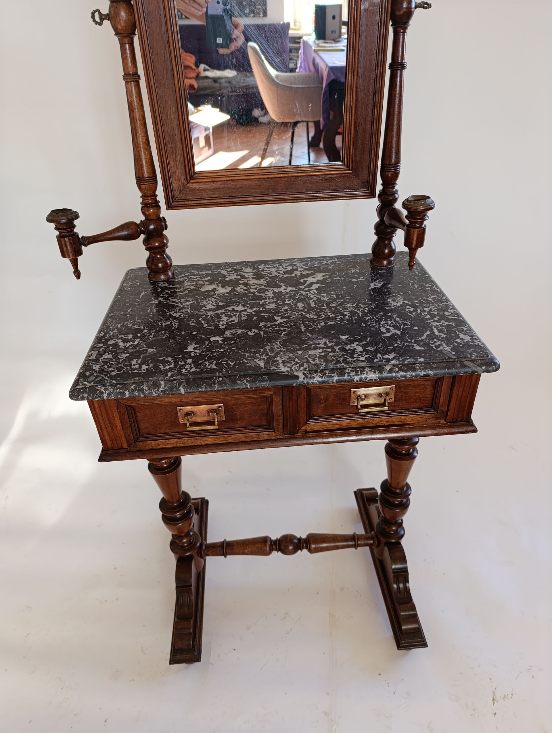 Toaletni stolić: Alt-deutsch