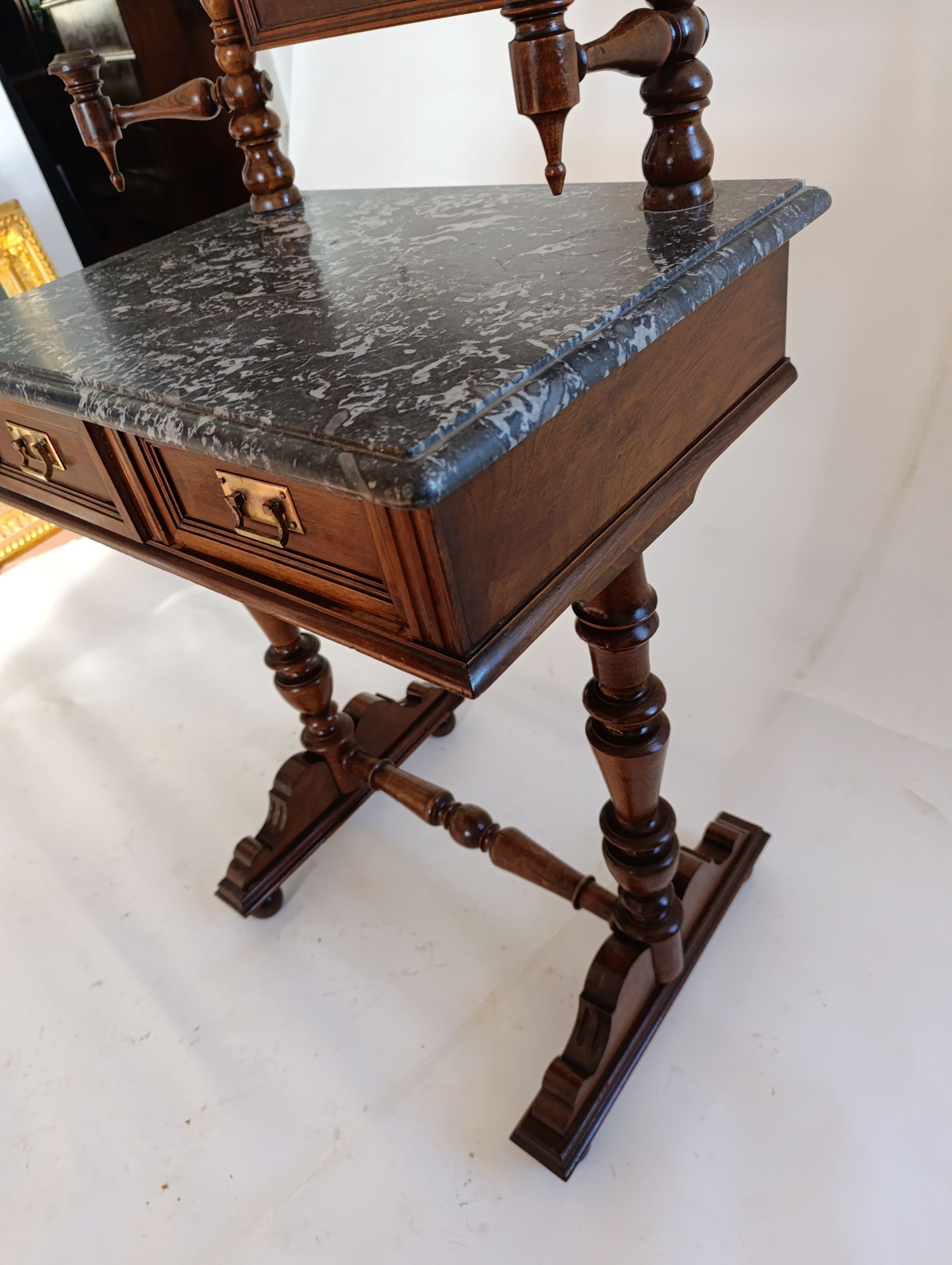 Toaletni stolić: Alt-deutsch